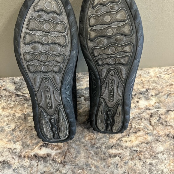 Skechers slip on shoes, black size 6. Relaxed FIT, Air-cooled MEMORY FOAM. EUC - Picture 3 of 4